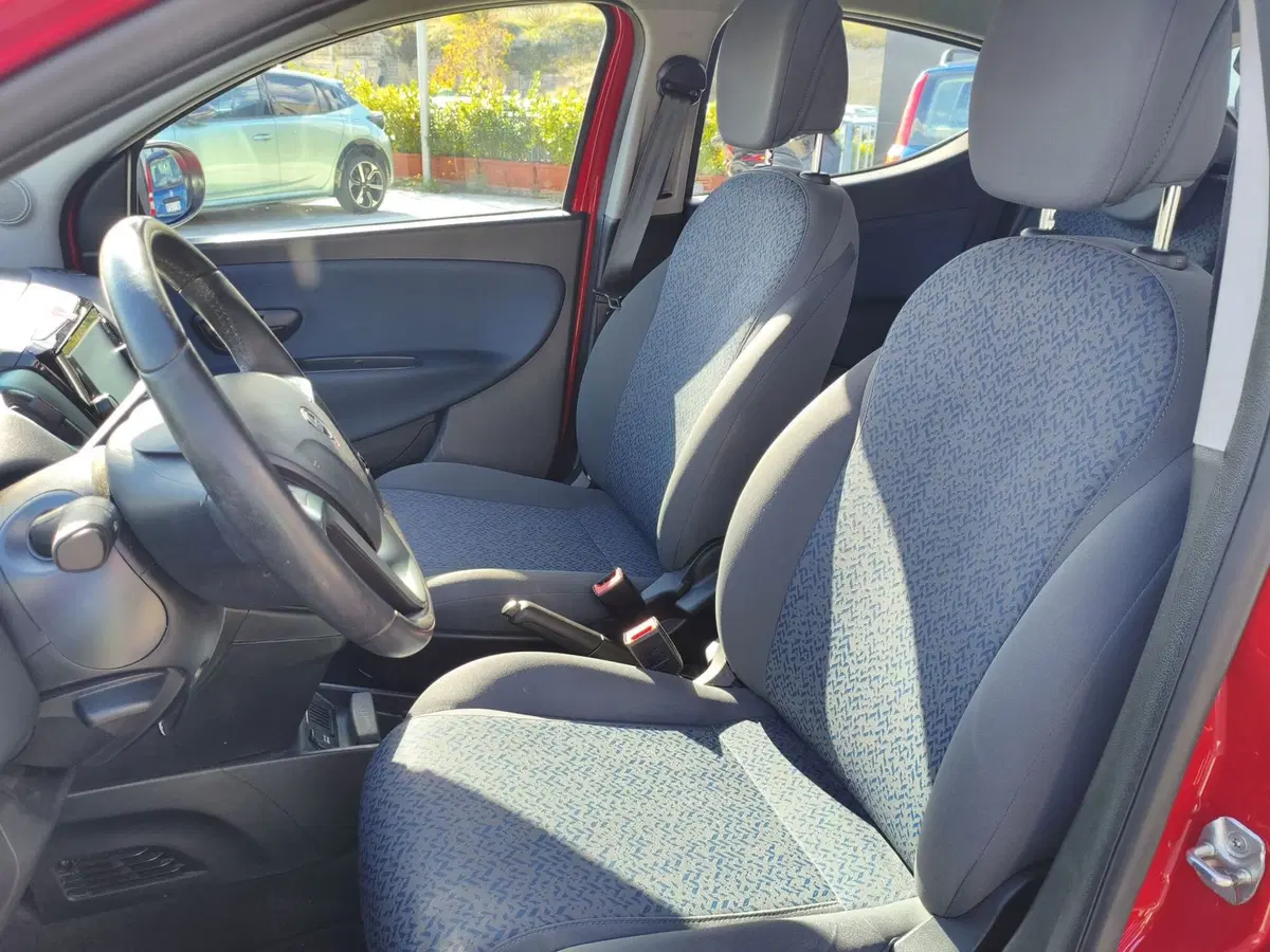 Lancia Ypsilon usata a Matera (11)