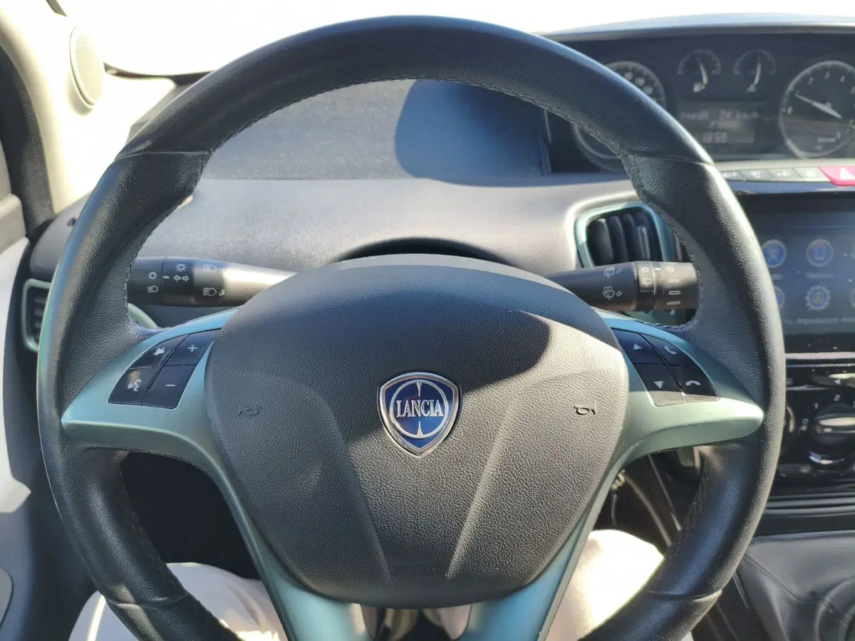 Lancia Ypsilon usata a Matera (18)