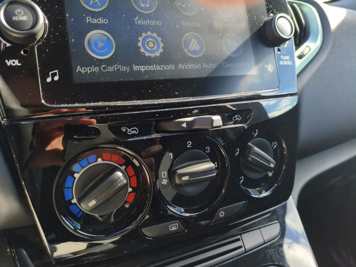 Lancia Ypsilon usata a Matera (19)