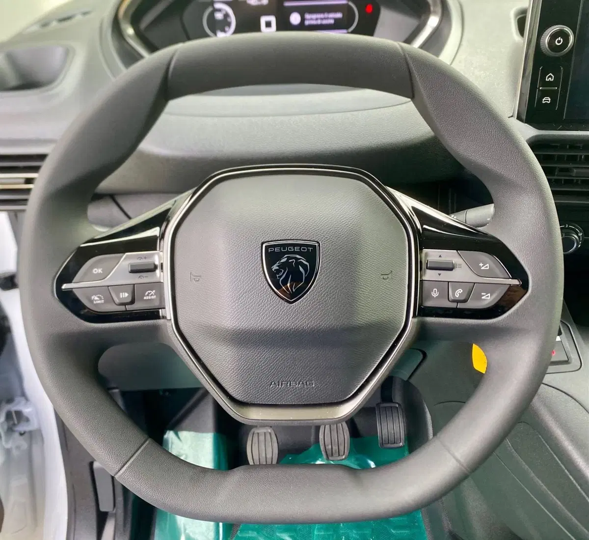 Peugeot Partner Furgone nuova a Bari (18)