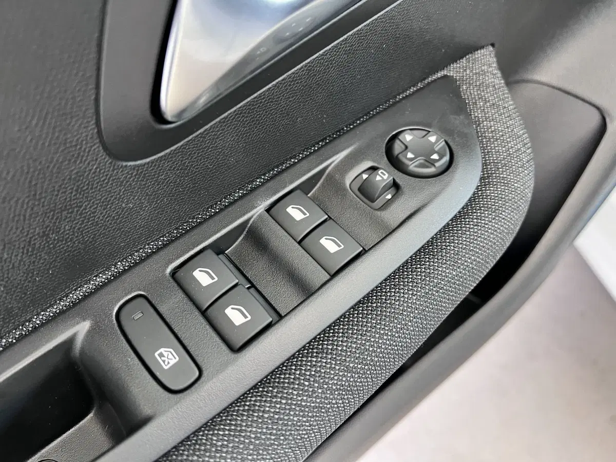 Peugeot 208 nuova a Bari (12)