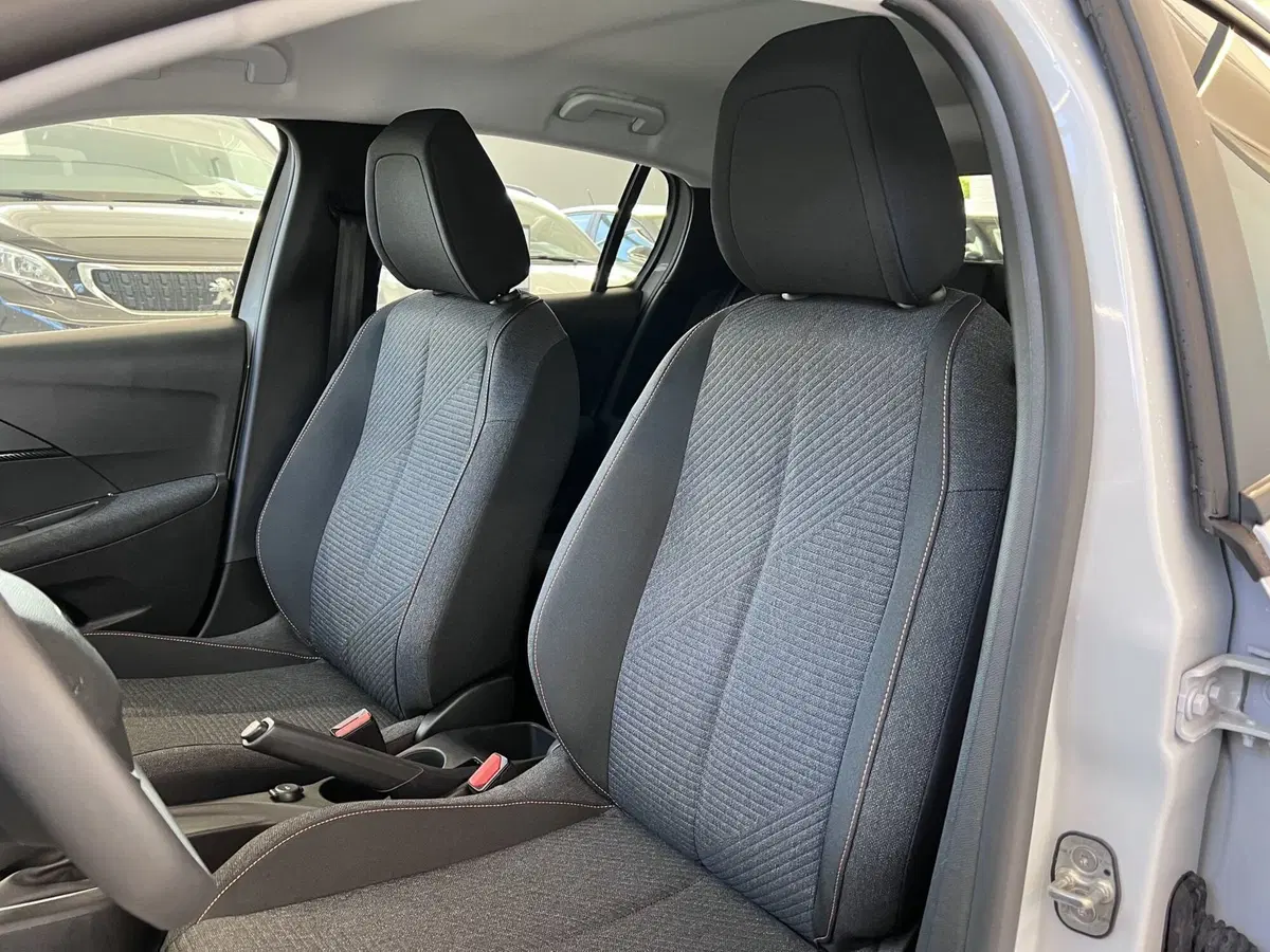 Peugeot 208 nuova a Bari (14)