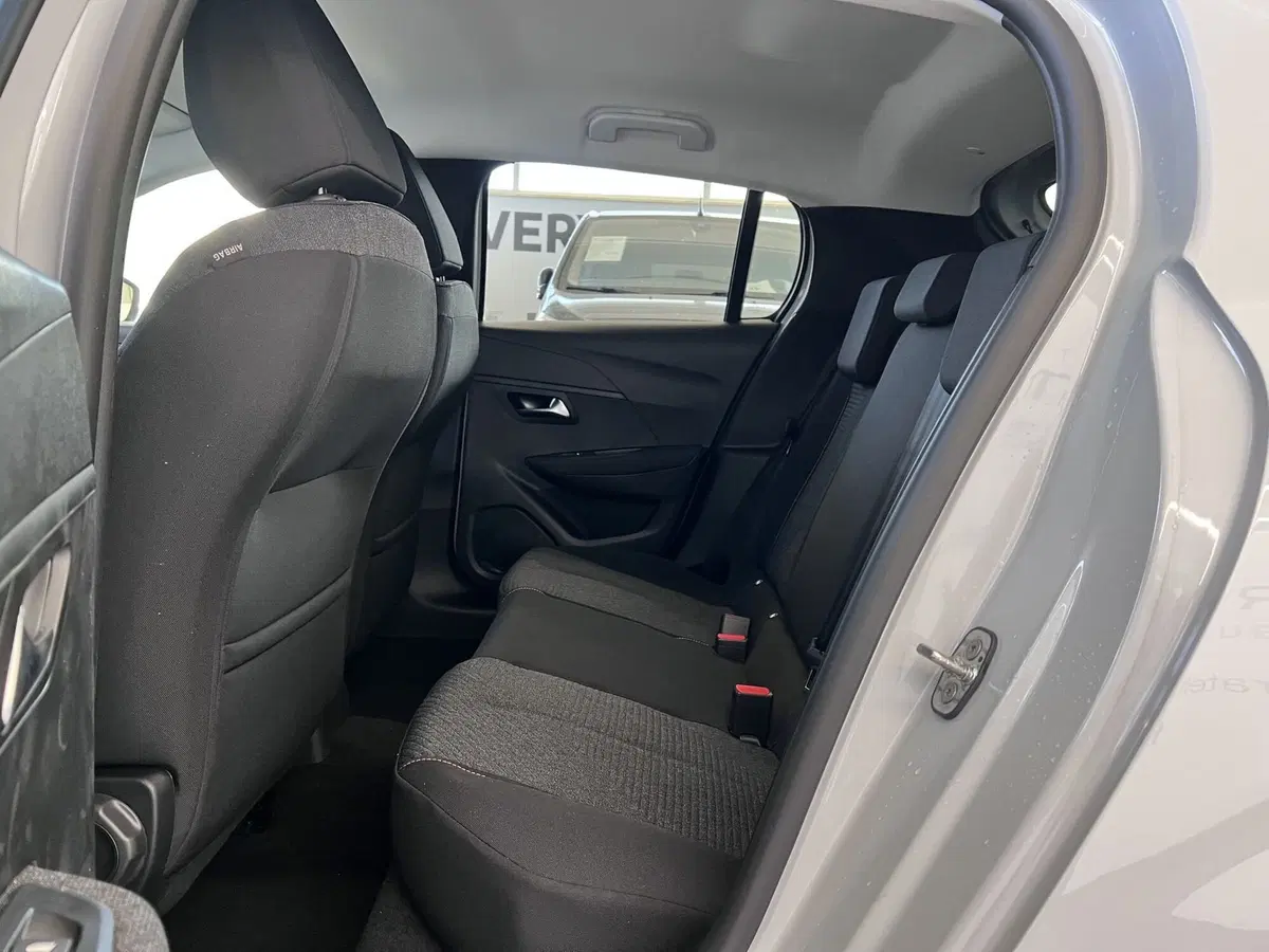 Peugeot 208 nuova a Bari (16)