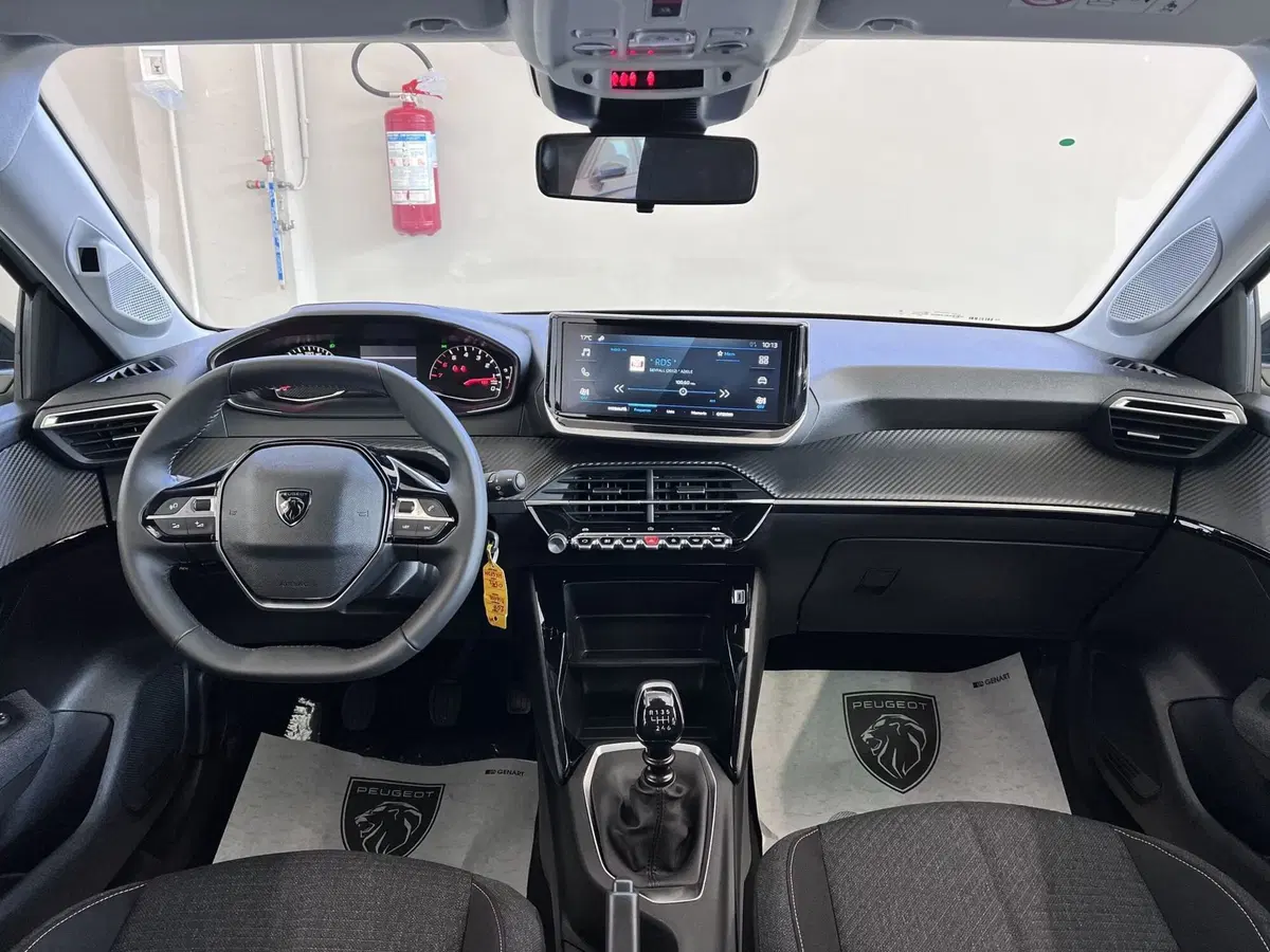 Peugeot 208 nuova a Bari (17)