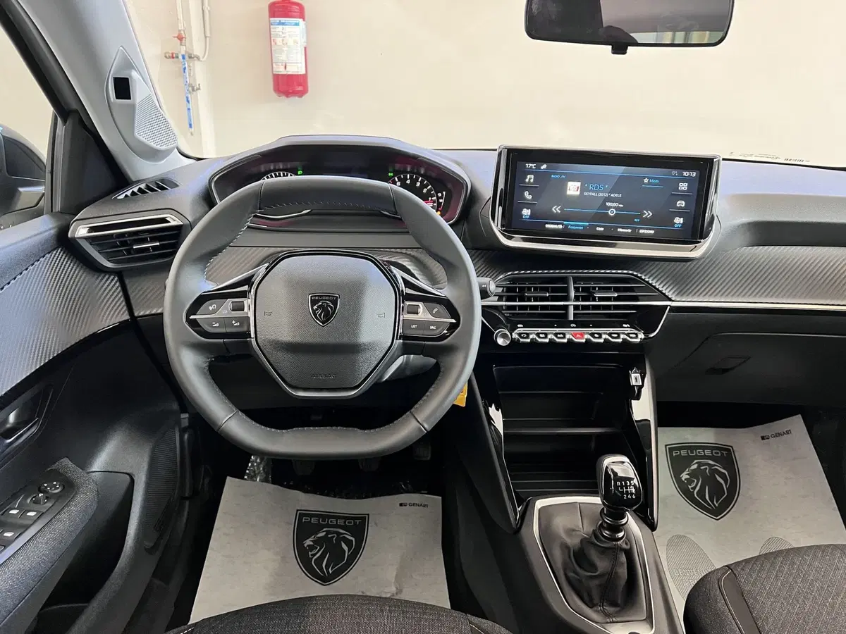 Peugeot 208 nuova a Bari (18)