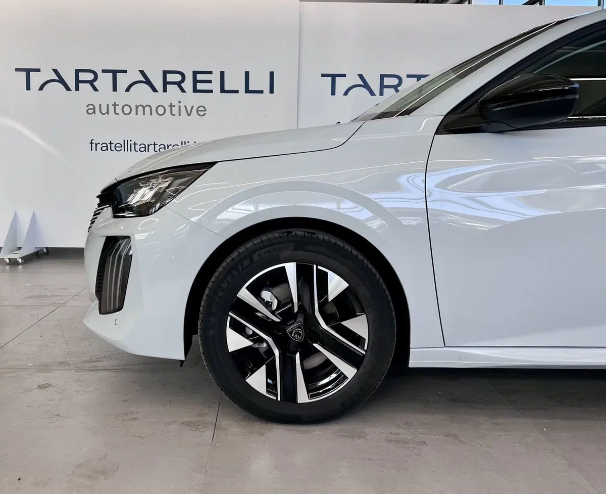 Peugeot 208 nuova a Bari (4)