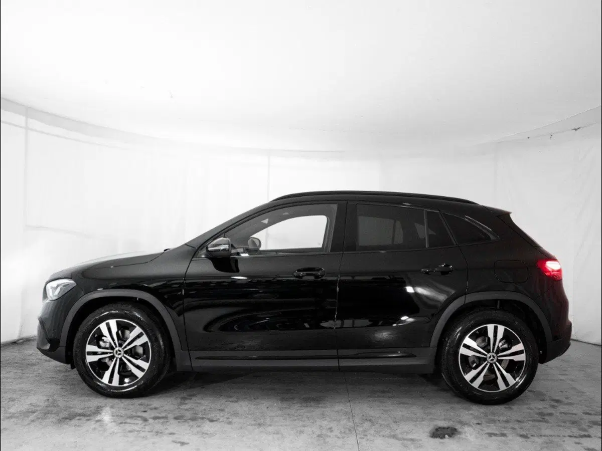 Mercedes-Benz GLA SUV nuova a Macerata (2)