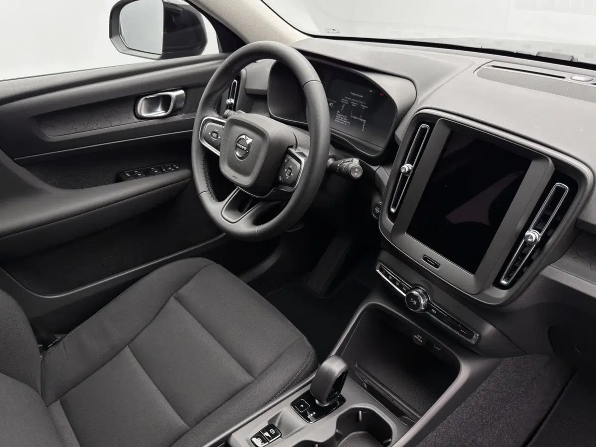 Volvo XC40 nuova a Prato (2)