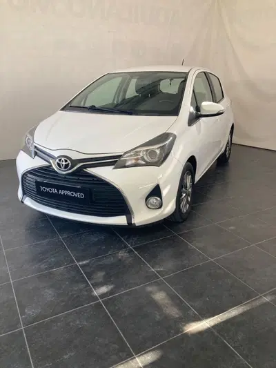 Toyota Yaris 1.3 5 porte Lounge del 2017 usata a San Severo