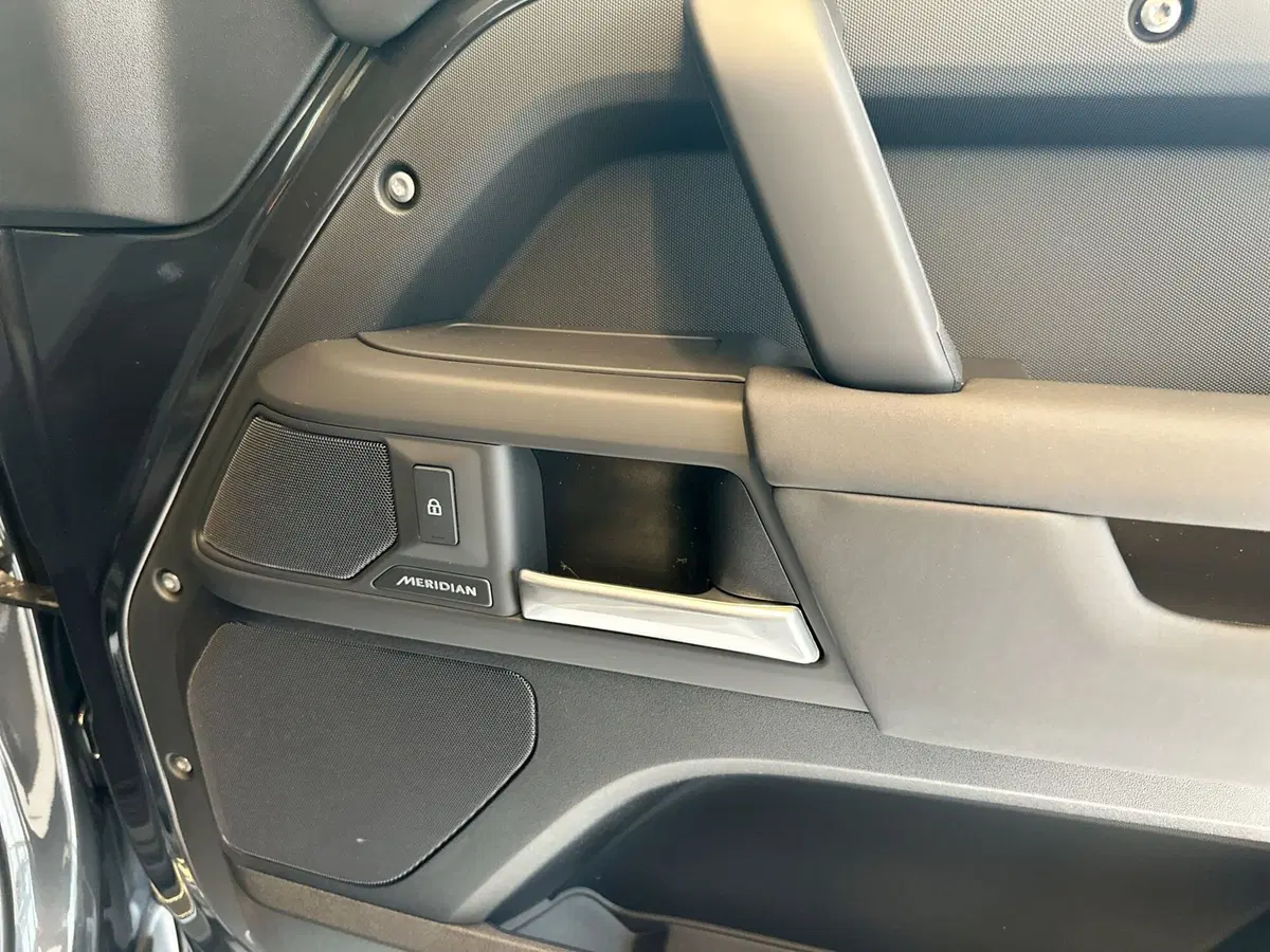 Land Rover Defender nuova a Modena (10)