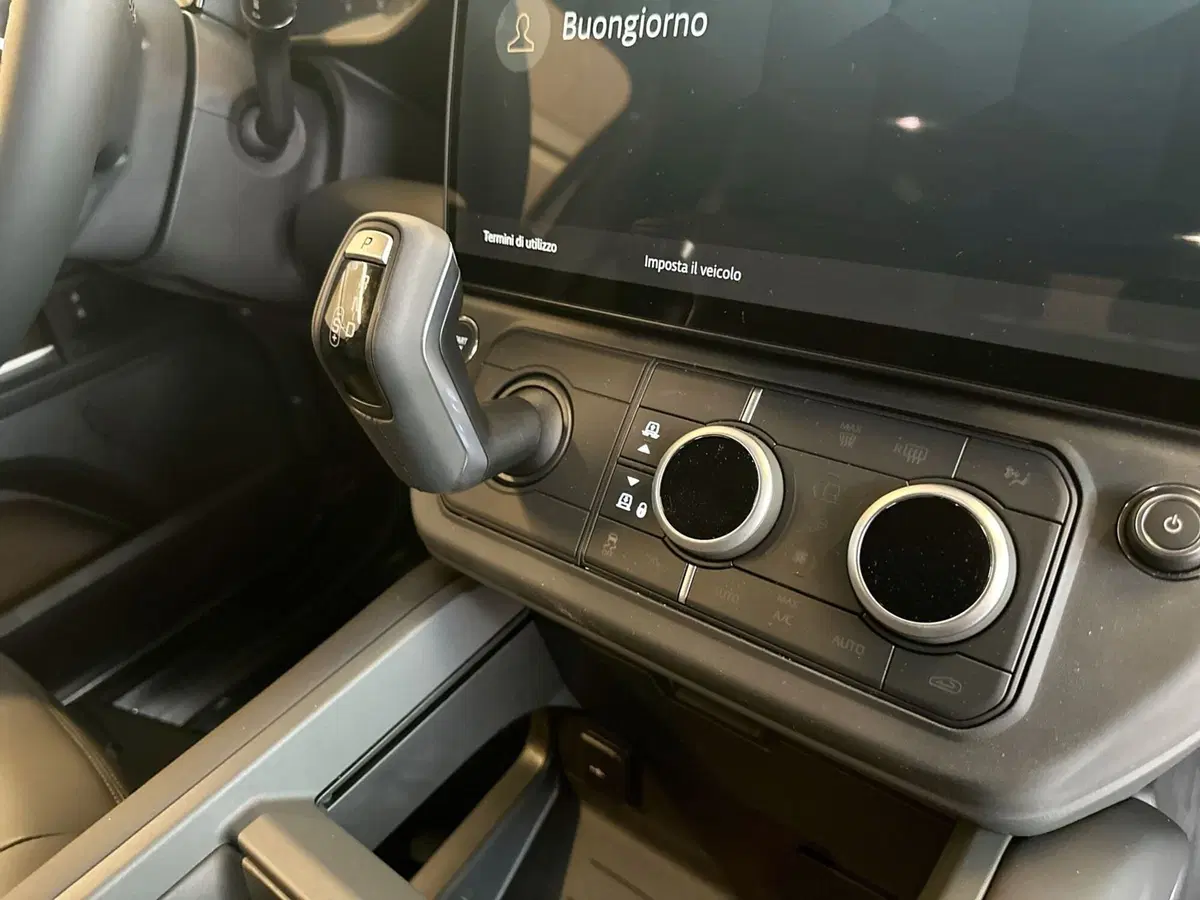 Land Rover Defender nuova a Modena (13)