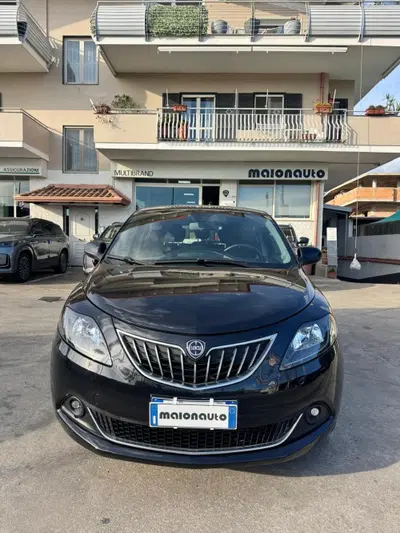 Lancia Ypsilon 1.0 FireFly 5 porte S&S Hybrid Silver Plus del 2023 usata a Parete