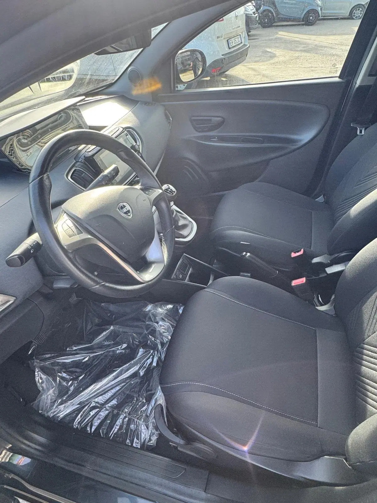 Lancia Ypsilon usata a Caserta (11)