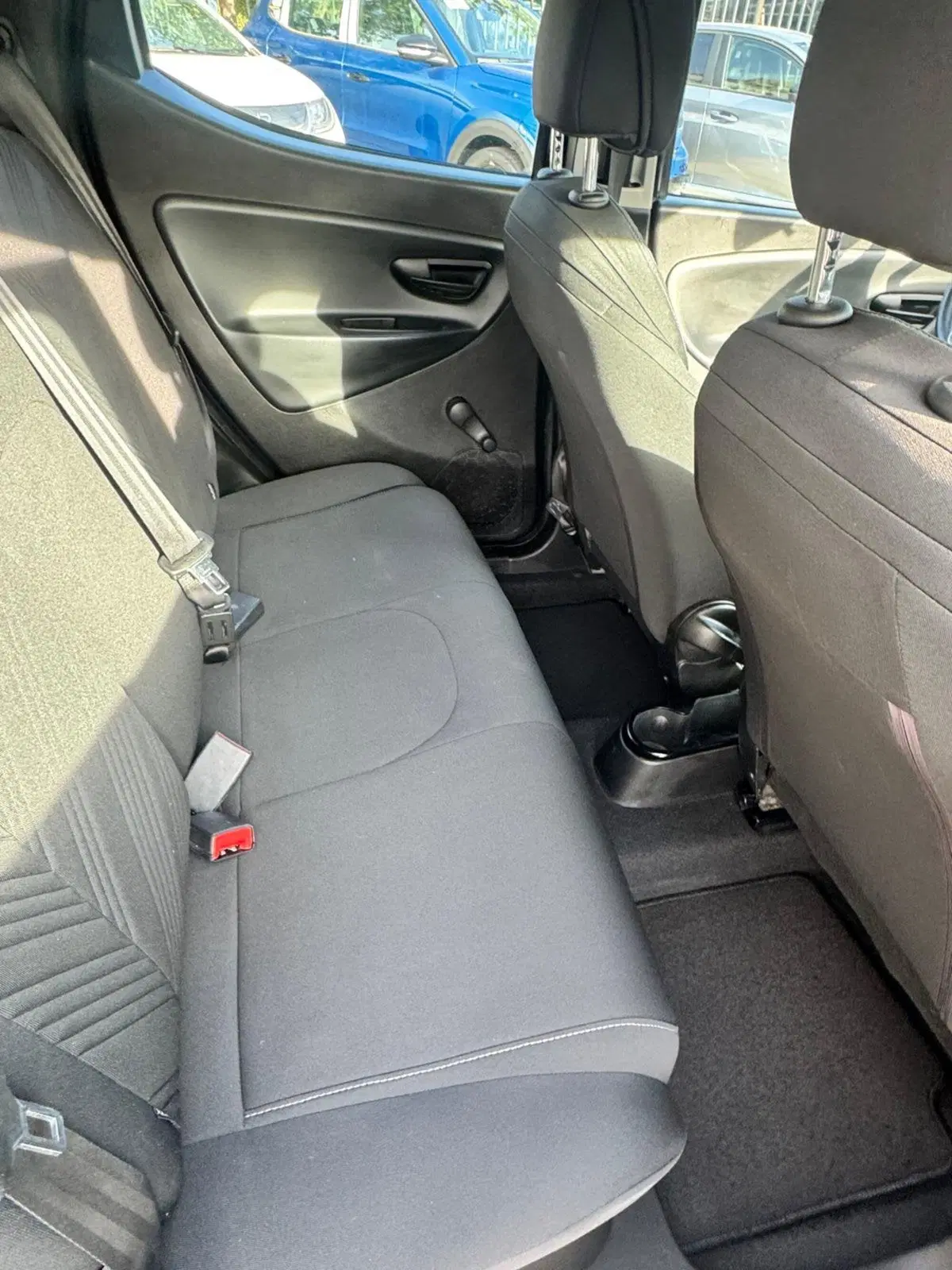 Lancia Ypsilon usata a Caserta (9)