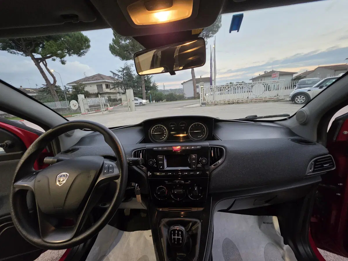 Lancia Ypsilon usata a Teramo (11)