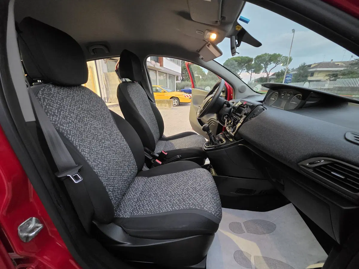 Lancia Ypsilon usata a Teramo (12)