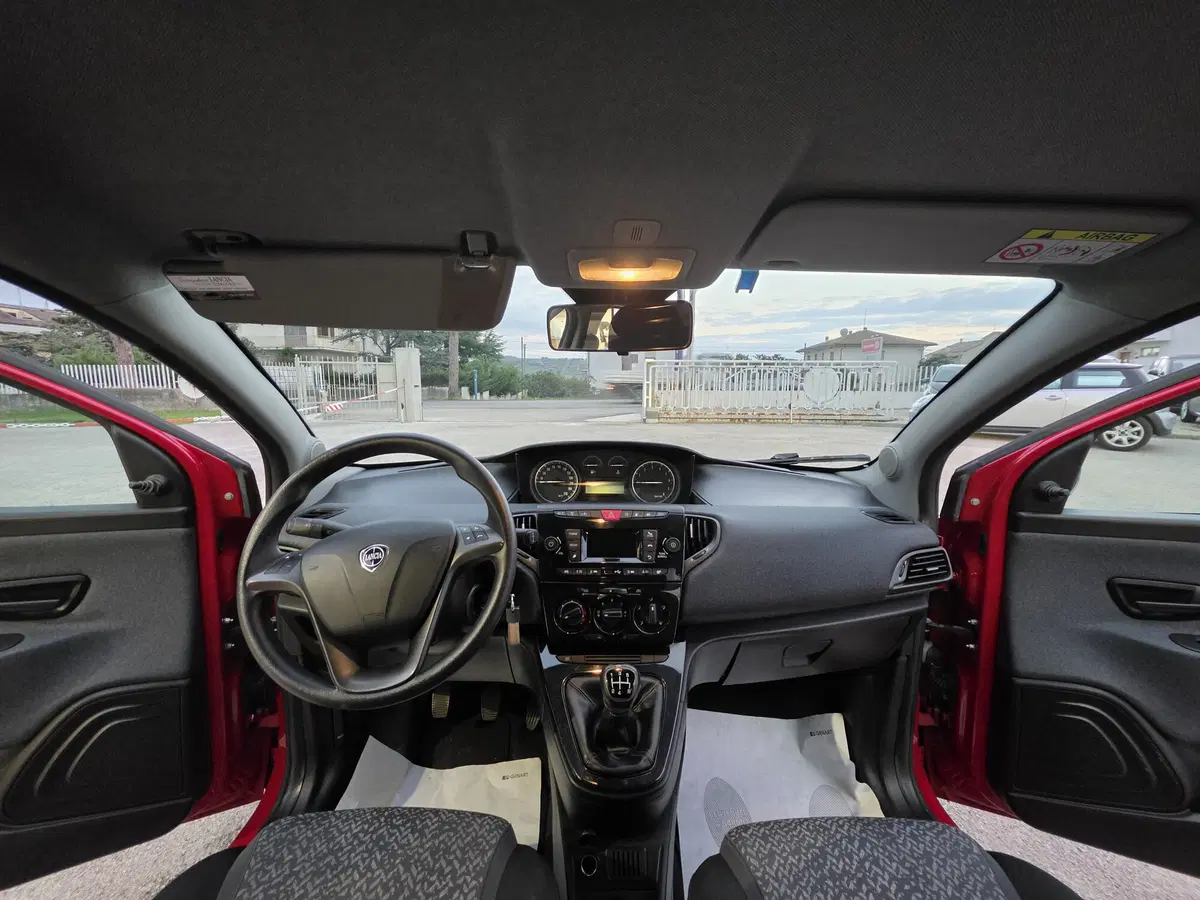 Lancia Ypsilon usata a Teramo (14)