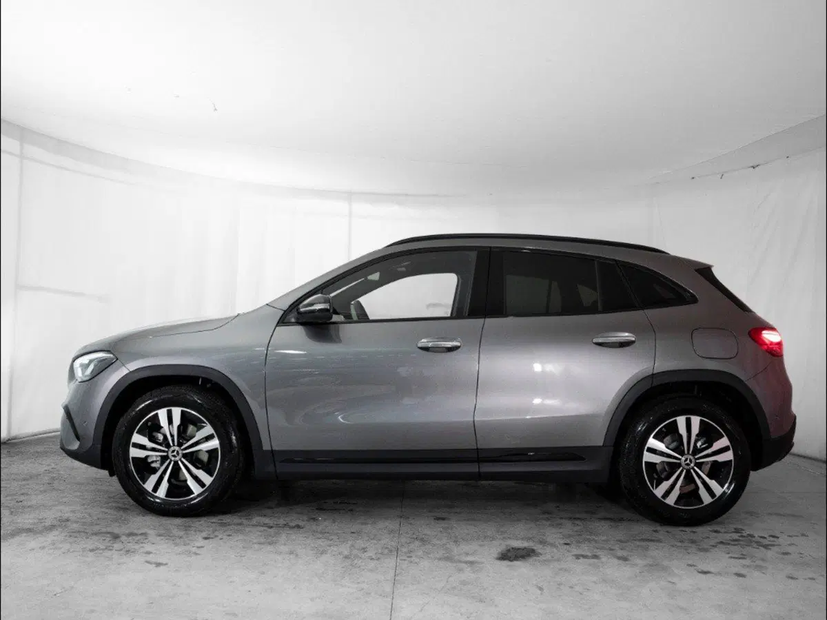 Mercedes-Benz GLA SUV nuova a Macerata (2)