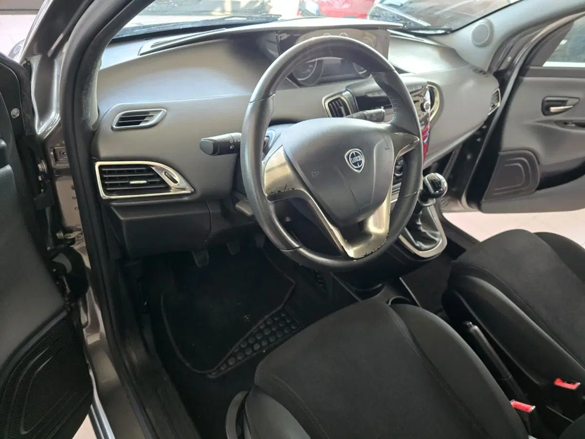 Lancia Ypsilon usata a Rimini (6)