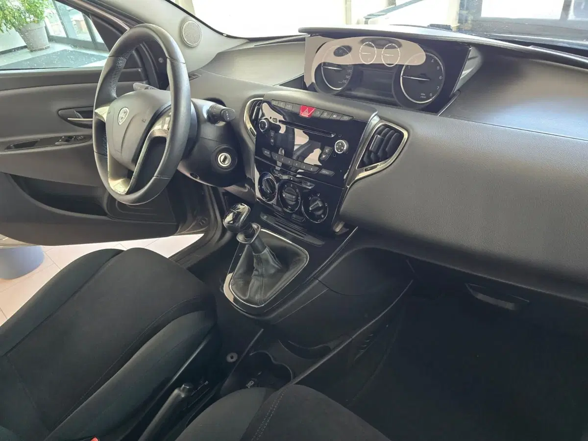 Lancia Ypsilon usata a Rimini (8)