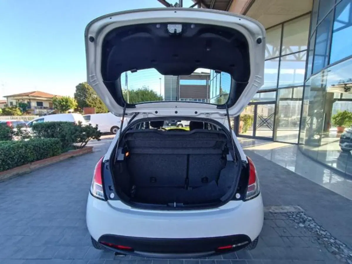 Lancia Ypsilon usata a Pisa (16)