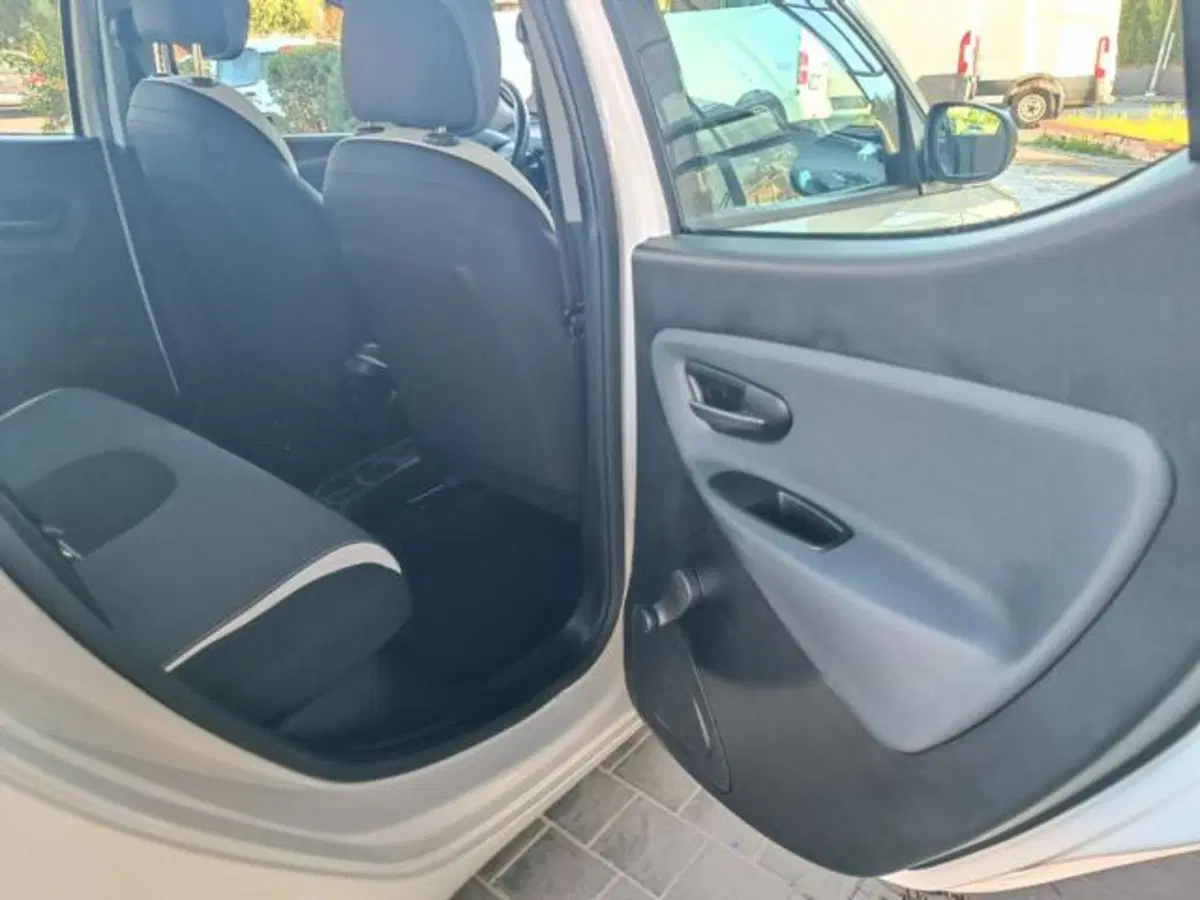 Lancia Ypsilon usata a Pisa (17)