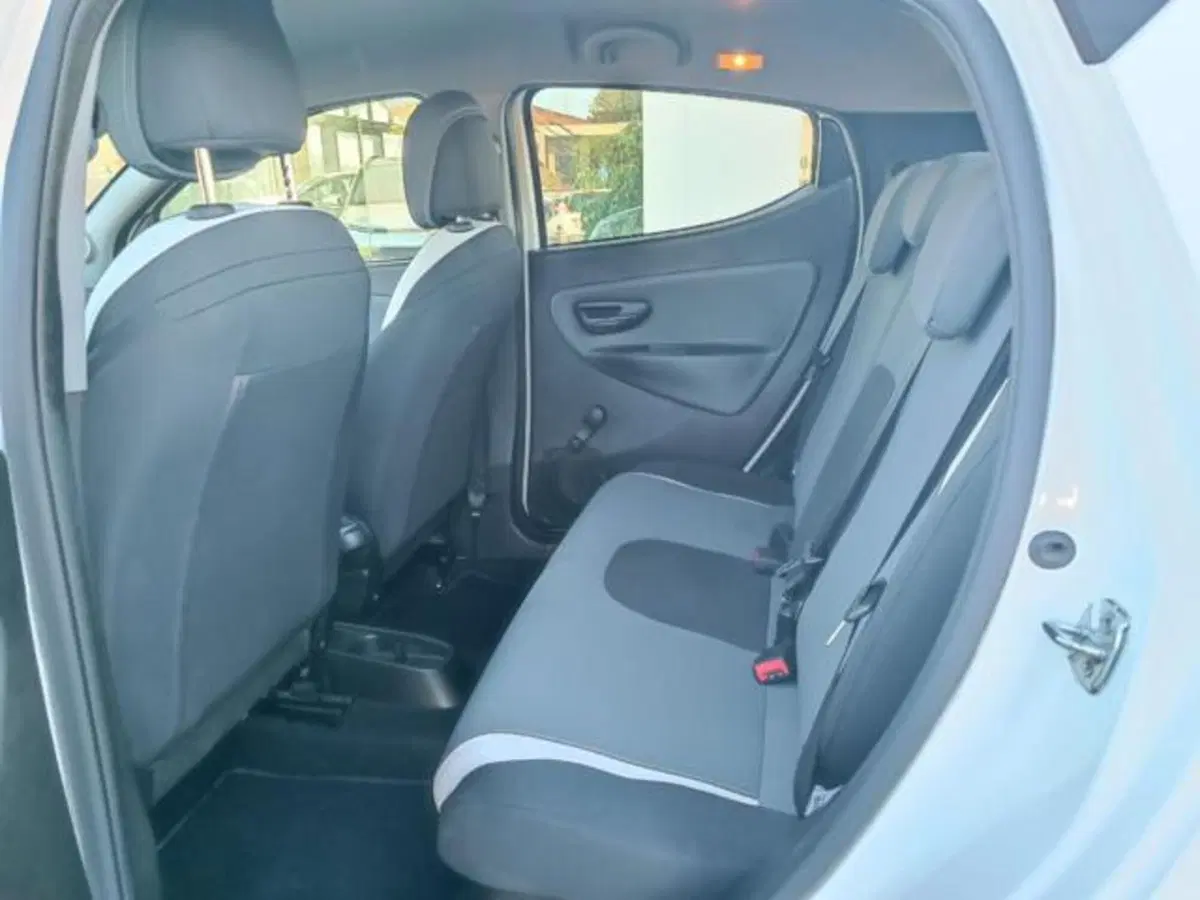 Lancia Ypsilon usata a Pisa (18)