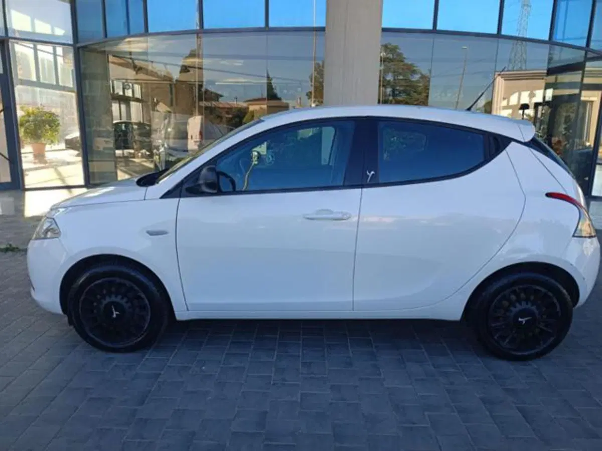 Lancia Ypsilon usata a Pisa (6)