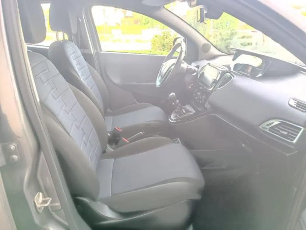 Lancia Ypsilon usata a Pisa (12)