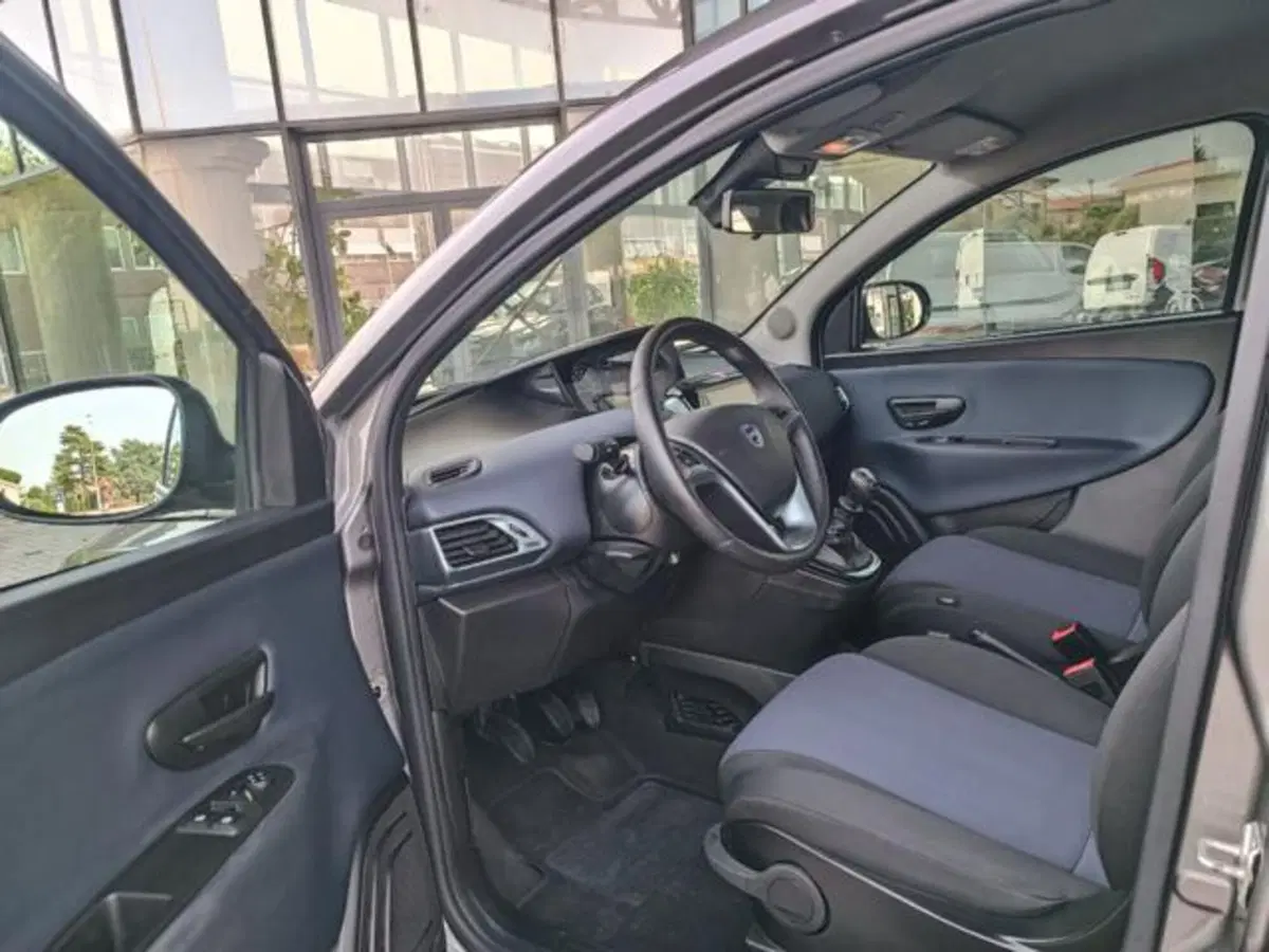 Lancia Ypsilon usata a Pisa (16)