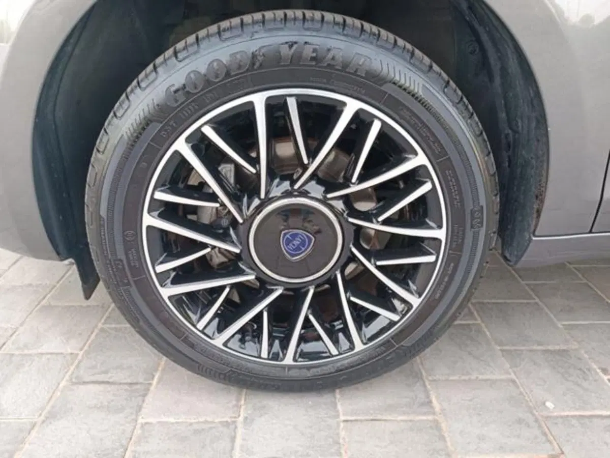 Lancia Ypsilon usata a Pisa (18)