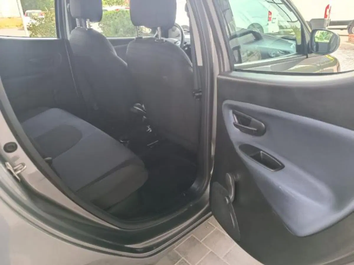 Lancia Ypsilon usata a Pisa (7)